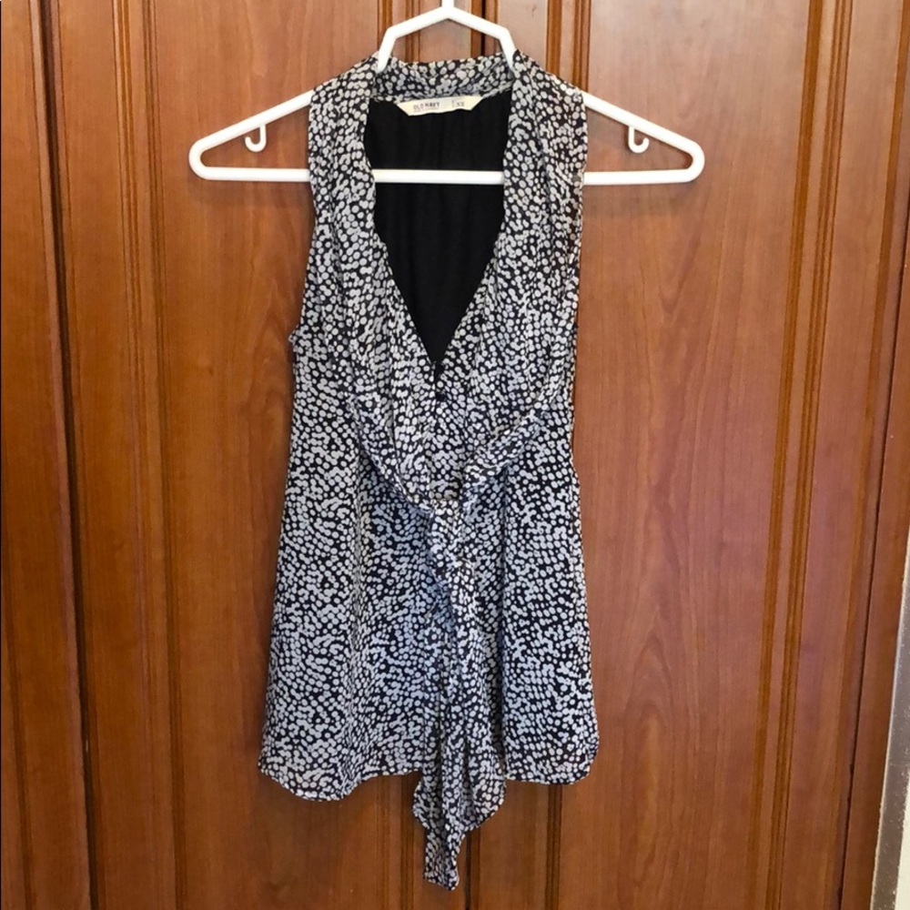 Old Navy women’s black & white spotted blouse-XS